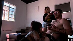 bastidores da grava��o chupando o carmona jogando video game