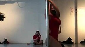 Diosa argenta con otro pole dance