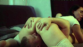 Zvrácený chlap líže kundičku milf a ona silně vytryskne