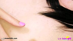 Søt brunett jente viser sexy kropp i intens sofa-fittefoto