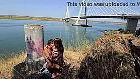 Güzel Brezilyalı Damiana Yol Üzerinde Göğüslerini Gösterip Sikişiyor!