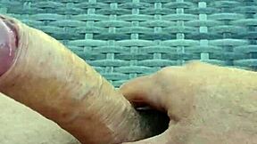 je me branle et je jouis sur mon ventre!