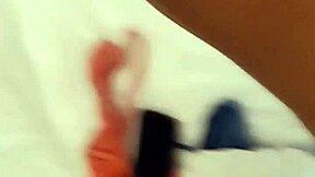 Dajem puhanje kurca i pokazujem glatku mokru pičku sa velikim sisama