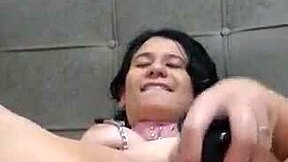 Novinha Metendo Os Consolos Na Buceta Melada E Gozando Igual Uma Putinha Se Exibindo Pro Seu Macho E Outros Homens