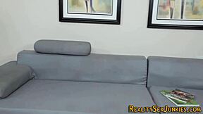 เฮ้ย ดูสาวน้ำตาลตัวนี้รูดตัวเองและดูดก่อนโดนฉีดน้ำเงี่ยนะ?