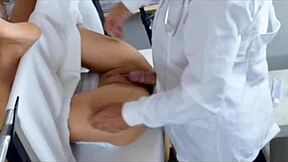 Meu ginecologista deu umas dedadas no meu cu e me fudeu 😏