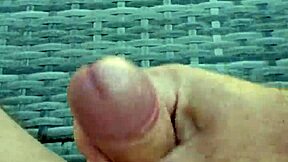 je me branle et je jouis sur mon ventre!