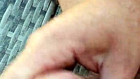 je me branle et je jouis sur mon ventre!