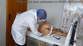 Meu ginecologista deu umas dedadas no meu cu e me fudeu 😏