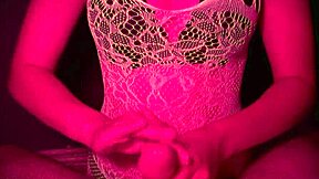 Atten år gammel jente gir detaljert håndjob til eldre mann