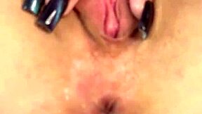 Može li ova napaljena tinejdžerka 18+ raširiti dupe za prskanje?