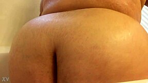 Big-Ass BBW Latina Poses In The Tub