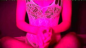 Fată de 18+ îi face mângâiere detaliată unui bărbat mai în vârstă.