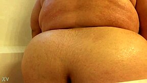 Big-Ass BBW Latina Poses In The Tub