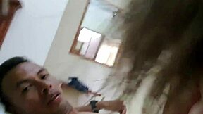 Prelepa blondinka v hotelu nastopa s partnerjem