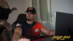 Hey, denne varme kæreste driller sin telearbejdende partner til at slikke bolde og ride