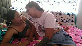 Desiludida dos Homens Decido Experimentar com Mulheres e Que Melhor Que Minha Meia-Irmã Pra Começar a Nos Tocarmos, Beijarmos e Masturbarmos as Bucetas