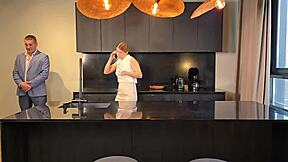 Φύλακας γαμάει επιτέλους σκληρά τον αφεντικό του πριν τη συνάντηση