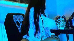 Does Wonderful Blue Masturbate Live with Big Dildo?