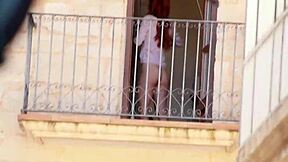 पड़ोसी मुझे मेरी छातियों पर जासूसी करने के लिए ब्लैकमेल करता है?