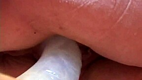 Bătrâna italiană excitată se joacă cu pula și jucării