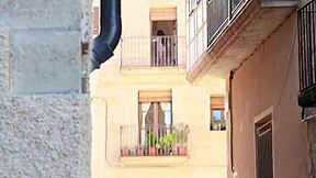 पड़ोसी मुझे मेरी छातियों पर जासूसी करने के लिए ब्लैकमेल करता है?