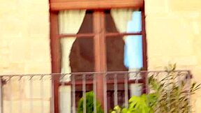 पड़ोसी मुझे मेरी छातियों पर जासूसी करने के लिए ब्लैकमेल करता है?