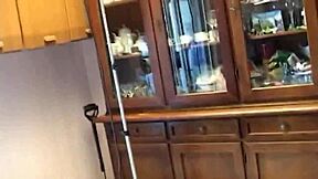 Bătrâna italiană excitată se joacă cu pula și jucării