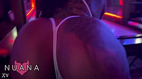 Fed røv danser striptease tøj revet tatovering!