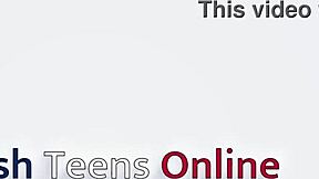 दो ब्रिटिश 18 साल की टीना यूनिफॉर्म में टीचर को हैंडजॉब देती हैं