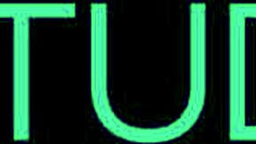 Stepmama pravi, glej pozorno, ko te učim pravilno masturbirati v uniformi