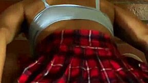 L'appart s'est rempli de soupirs et de gémissements intenses pendant que la mère de son amie expérimentait le plaisir