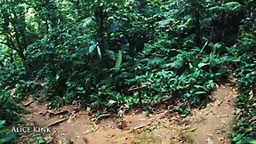 Alice Kink sleče mikro bikini na plaži