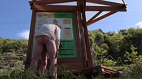 il me baise sur le bord de la route