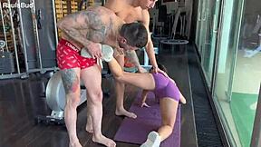 trío en el gimansio fue imposible hacer deporte con tremendo culo al lado