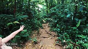 Alice Kink Tanggalkan Bikini Mikro Di Pantai