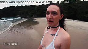 Alice Kink sleče mikro bikini na plaži