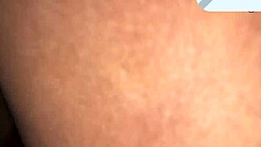 Esta zorra sabe como montar una diminuta verga