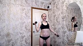 Только закончила тренировку и теперь мастурбирую в трусиках и белье 😏💦