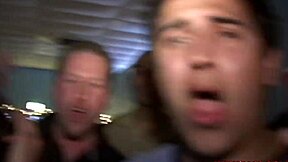 Jenny a kámošky na frat párty s velkýma kołami a jezdí na čurácích