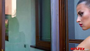 अरे देखो माइल्फेक्स पर यह ग्लैमरस मिल्फ अपने बॉस के घर पर आती है