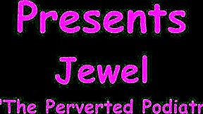 JEWELSOVE GLADKE NOGE V PETAH PODŽIGAJO PODIATRA!