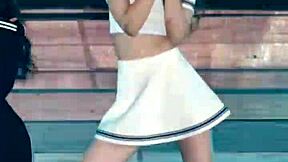 Red Velvet's Wendy powers up in this 180830 fancam performance.