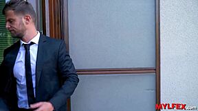 अरे देखो माइल्फेक्स पर यह ग्लैमरस मिल्फ अपने बॉस के घर पर आती है