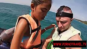 휴가 때 야외에서 완벽한 몸매로 세게 자지 빨아 공개 블로우잡