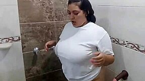 jugando en el baño con la camiseta de mi hermanastro mientras me masturbo, colombian pretty big tits fingering