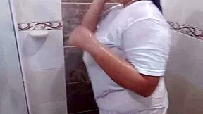 jugando en el baño con la camiseta de mi hermanastro mientras me masturbo, colombian pretty big tits fingering