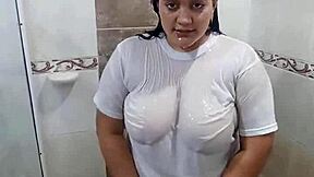 jugando en el baño con la camiseta de mi hermanastro mientras me masturbo, colombian pretty big tits fingering