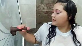jugando en el baño con la camiseta de mi hermanastro mientras me masturbo, colombian pretty big tits fingering
