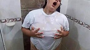jugando en el baño con la camiseta de mi hermanastro mientras me masturbo, colombian pretty big tits fingering